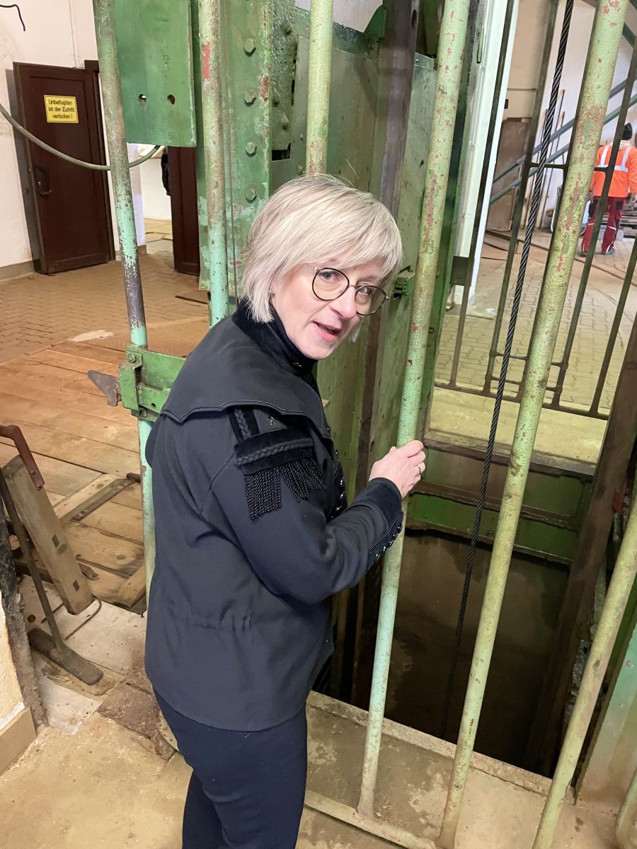 <who>Photo credit: Steve MacNaull/NowMedia Group</who>Mayor Silka Franzl looks down the elevator shaft that takes tourists down 100 metres at the Sauberg Mine.