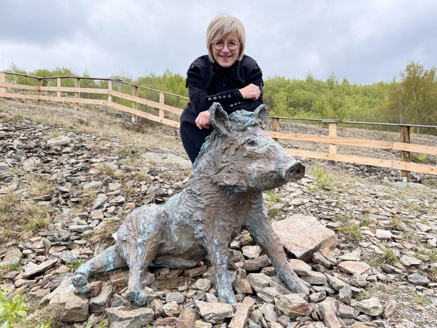 <who>Photo credit: Steve MacNaull/NowMedia Group</who>Mayor Silka Franzl with a sculpture of the pig that sniffed out the first tin at the mine site.